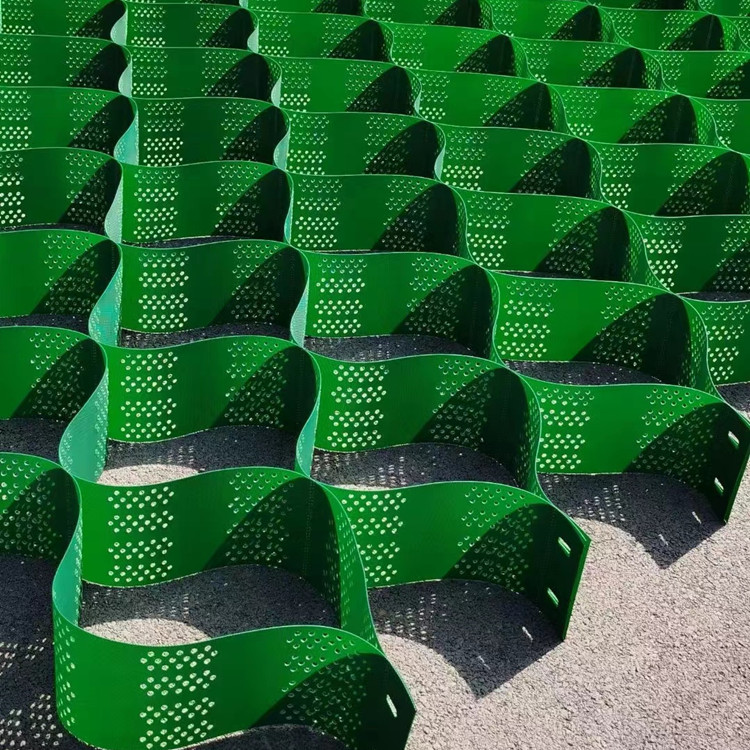 Geocell is a three-dimensional honeycomb structure that forms a restraint system when filled with compacted soil. It is widely used in building construction to control erosion and stabilize soil on structural reinforcement such as flat ground, coastline, steep slope, multi-layer retaining wall, multi-layer retaining wall, channel protection, heavy load support road and earth rock maintenance.
