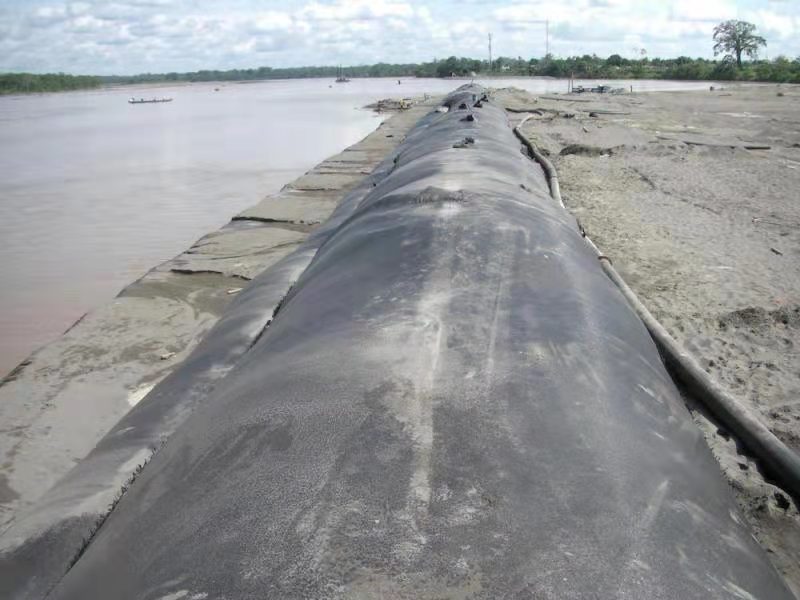 Geotextile tubes are made of geosynthetics with high attractiveness and permeability and are reinforced by mud dewatering applications (solid and liquid separation). Extract from the bagged geotextile and fill with sand / soil. Especially in coastal areas, this will protect beaches from ocean erosion.