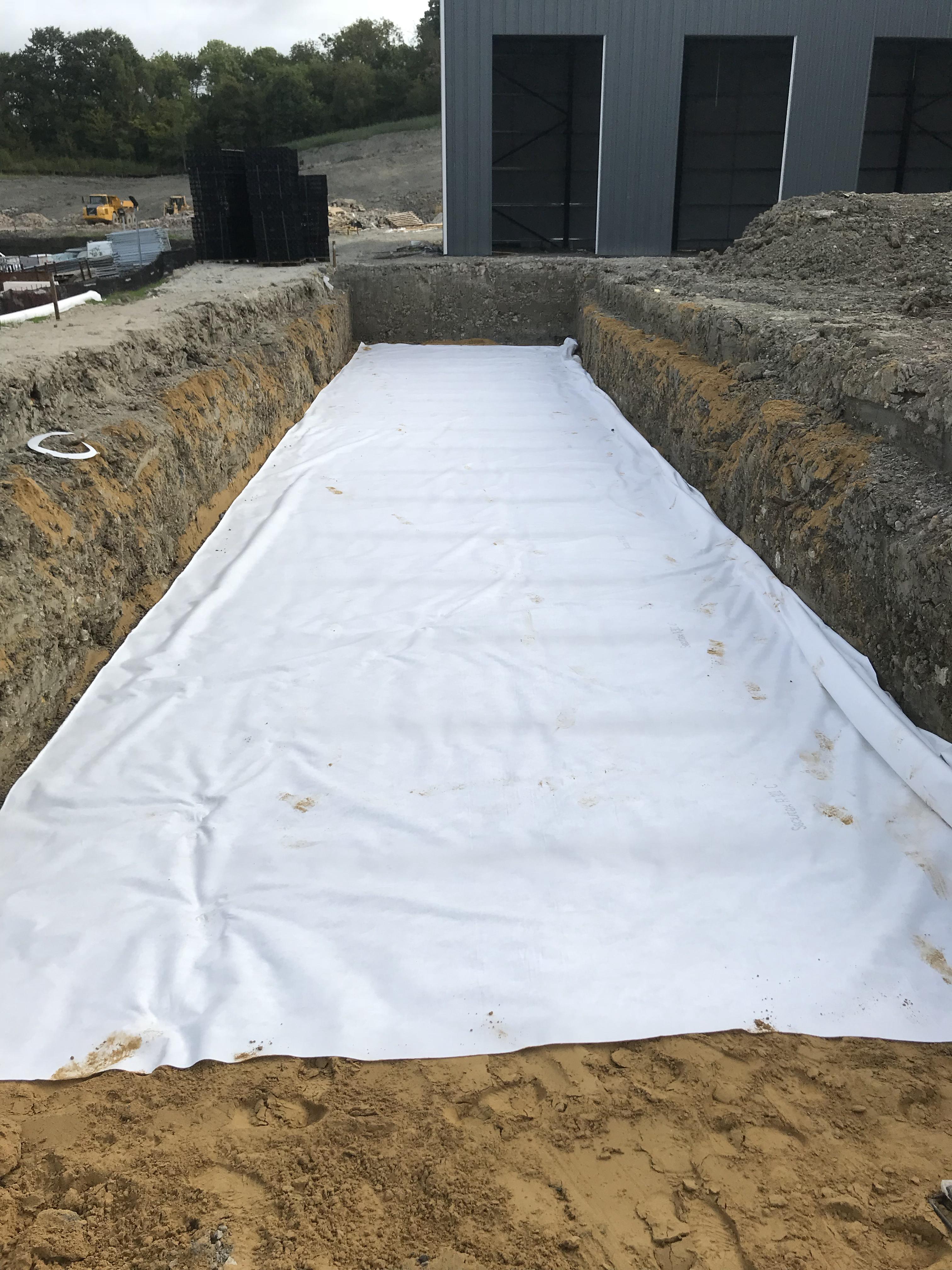 Filament nonwoven geotextile made of needle punched PET material. Nonwoven geotextiles have strong penetration, flexibility and high permeability. Nonwoven geotextile materials are made of polyester fiber (PET) and polypropylene (PP). This material selection is based on user requirements