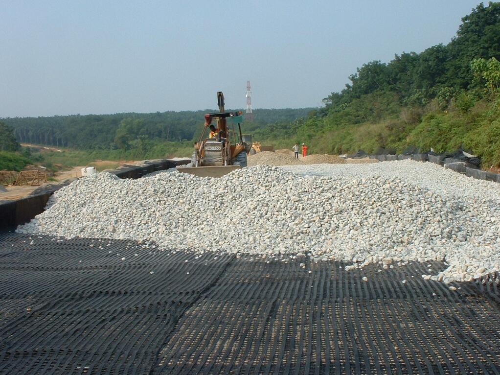 Geogrid is widely used in the reinforcement of soil and other materials in building applications, such as retaining wall, foundation soil and sidewalk buildings. Typical geogrid products include biaxial and uniaxial geogrids, whose raw materials include plastic (PP / HDPE), polyester, glass fiber, steel plastic, and laminated with nonwoven geotextiles.