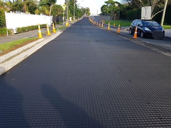 Geogrid is widely used in the reinforcement of soil and other materials in building applications, such as retaining wall, foundation soil and sidewalk buildings. Typical geogrid products include biaxial and uniaxial geogrids, whose raw materials include plastic (PP / HDPE), polyester, glass fiber, steel plastic, and laminated with nonwoven geotextiles.