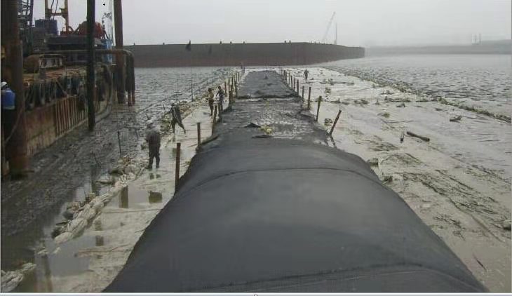 Geotextile tubes are made of geosynthetics with high attractiveness and permeability and are reinforced by mud dewatering applications (solid and liquid separation). Extract from the bagged geotextile and fill with sand / soil. Especially in coastal areas, this will protect beaches from ocean erosion.