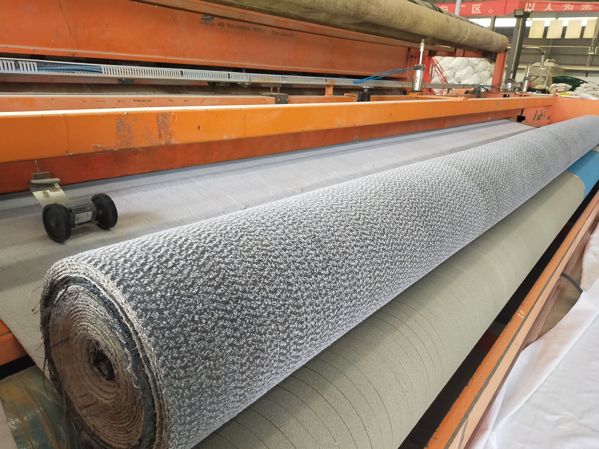 Geosynthetic clay liner is composed of high dilatability of sodium base bentonite filling between the special composite geotextile and nonwoven fabric, made by the method of acupuncture or suture composite impervious material. 